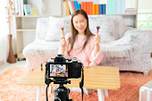 junge-beauty-bloggerin-nimmt-video-zu-hause-auf.jpg?b=1&s=170x170&k=20&c=vlCnPBRjGBuT879JJQn6qb2rgZ822WakE3u329ckv6k=