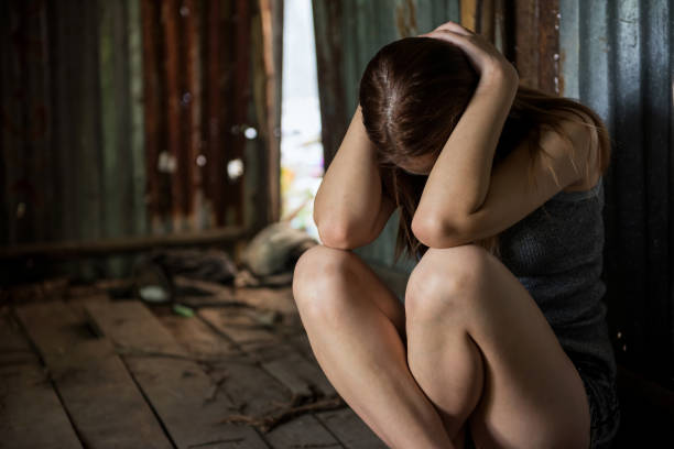 mentral ptsd störung junge frau in ruinhaus - unemployment fear depression women stock-fotos und bilder
