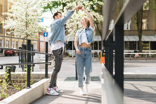 joven pareja sensual y amorosa bailando durante su cita en una calle de la ciudad - heterosexual couple love romance couple fotografías e imágenes de stock