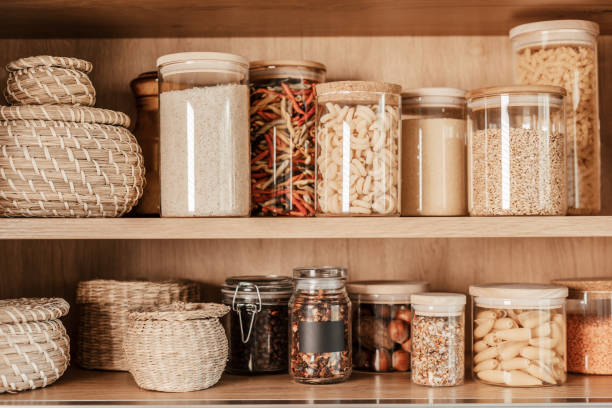 organización de cero residuos en la cocina. pasta y cereales en envases reutilizables de vidrio en estante de cocina - oatmeal oat box container fotografías e imágenes de stock