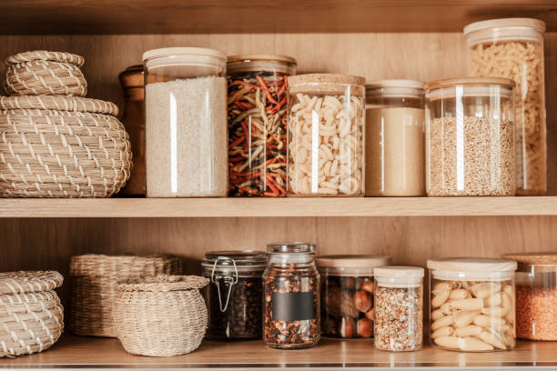 организация нулевого хранения отходов на кухне. паста и крупы в многоразовых стеклянных контейнерах на кухонной полке - oatmeal oat box container стоковые �фото и изображения