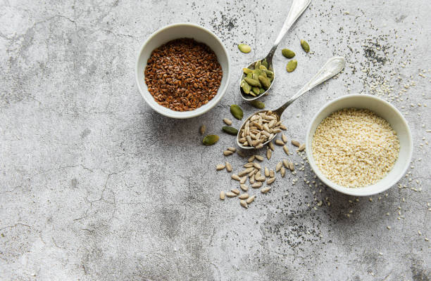mezcle diferentes semillas para una ensalada saludable - sesame seed spoon variation fotografías e imágenes de stock