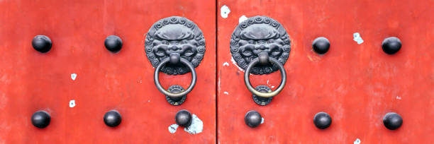 porte del tempio di baiyun, shanghai, cina. sfondo cinese panoramico arancione - shanghai temple door china foto e immagini stock