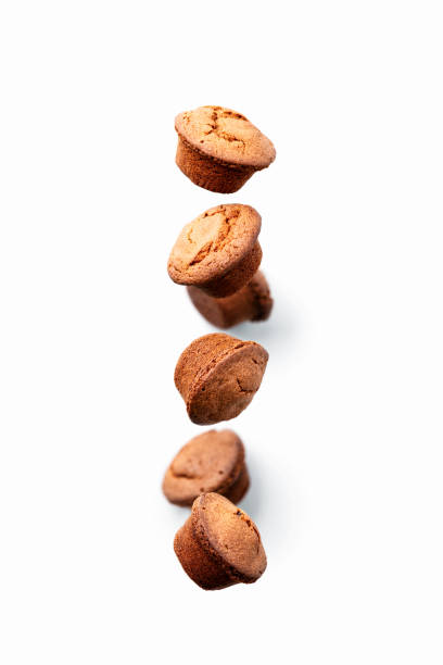チョコレートマフィンが落下または動きに飛んで - muffin freedom breakfast photography ストックフォトと画像