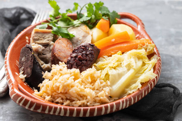 prato português típico carne cozida, salsichas defumadas e legumes em prato de cerâmica - gastronomia de portugal - fotografias e filmes do acervo