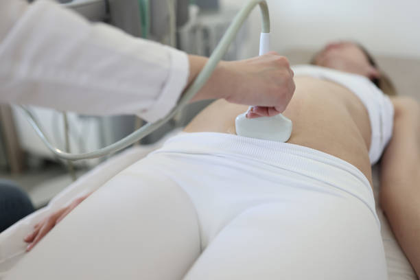 arzt macht ultraschall-scan von fötus zu patienten nahaufnahme - babies only audio stock-fotos und bilder
