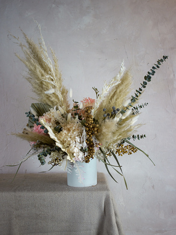 Compositions for the interior of dried flowers in a vase