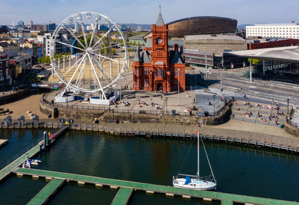 widok z lotu ptaka na zabytki zatoki cardiff, walia - cardiff wales bay uk zdjęcia i obrazy z banku zdjęć