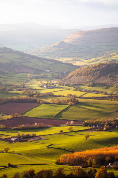 rural welsh landscape - wales mountain mountain range hill imagens e fotografias de stock