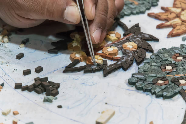 künstler, mosaik-werkzeuge, handwerk, verwendet pinzette, um mosaik zu machen, nahaufnahme. antike prozessherstellung mosaike. - mosaic human hand craft artist stock-fotos und bilder