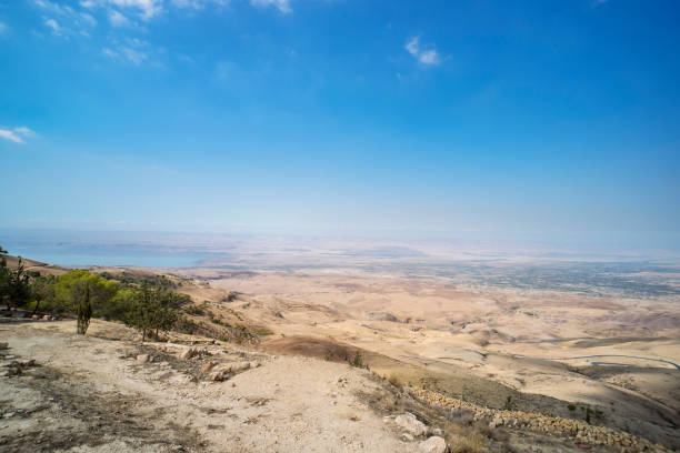 ネボ山の丘から谷まで見てください。モーセの墓の場所、谷へ。イスラエルとヨルダン、中東の間の典型的な風景。 - east middle road desert ストックフォトと画像