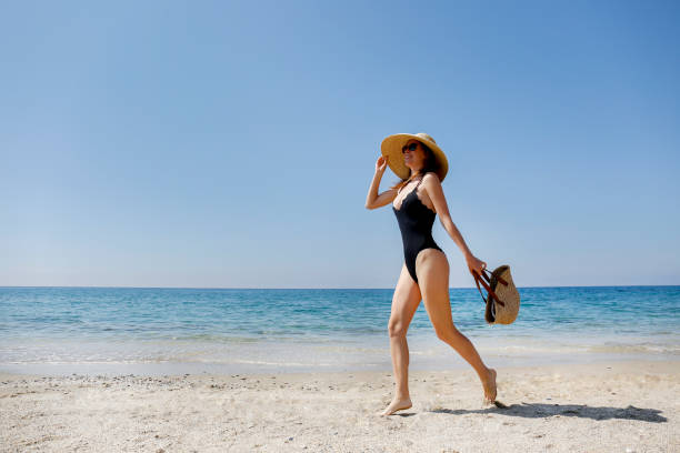 modemodel am strand - badeanzug stock-fotos und bilder