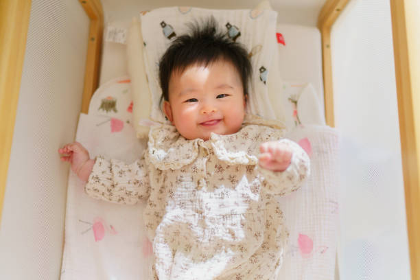 小さな赤ちゃんの肖像 - baby blanket ストックフォトと画像