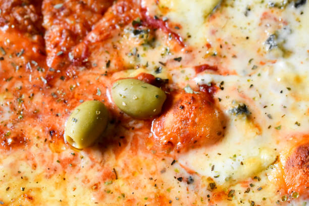 pizza avec le fromage et les olives se ferment vers le haut - fast food italian culture studio shot macro photos et images de collection
