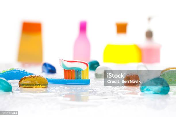 Photo libre de droit de Matin Et Un Brossage De Dents banque d'images et plus d'images libres de droit de Blanc - Blanc, Bouteille, Brosse à dents