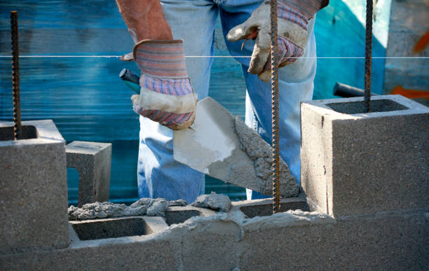 istock Mason in laying concrete blocks 1316104344