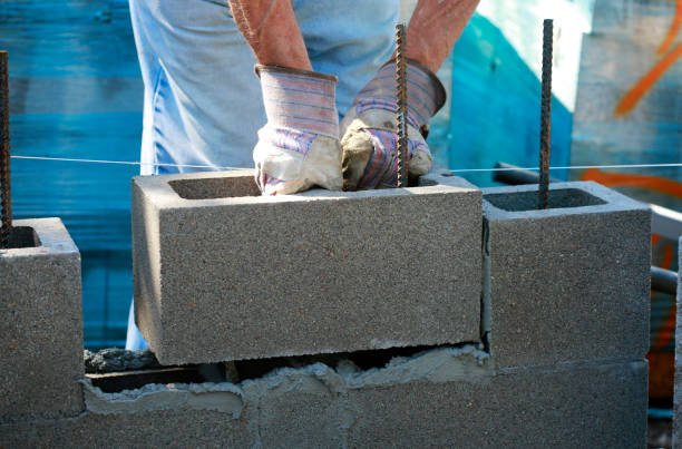 muratore in blocchi di cemento posa - level rod foto e immagini stock