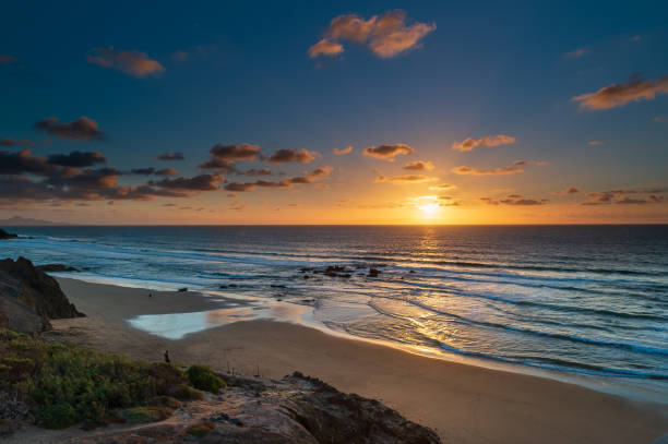 bellissimo tramonto a playa la pared, fuerteventura, spagna - light sea low tide fuerteventura foto e immagini stock