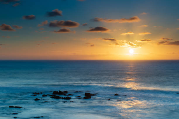 bellissimo tramonto a playa la pared, fuerteventura, spagna - light sea low tide fuerteventura foto e immagini stock