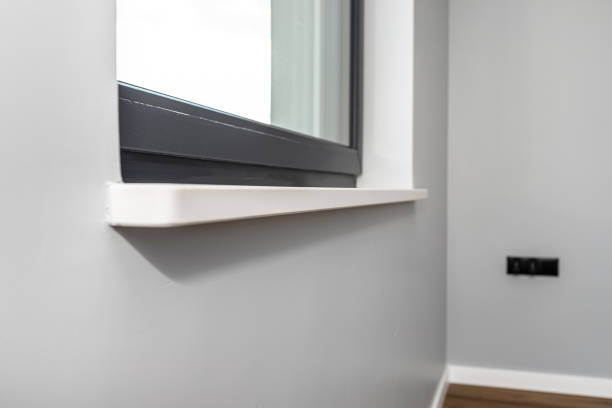 部屋の中に新しく設置された白いコングロマリットの窓枠、灰色の壁に。 - conglomerate ストックフォトと画像