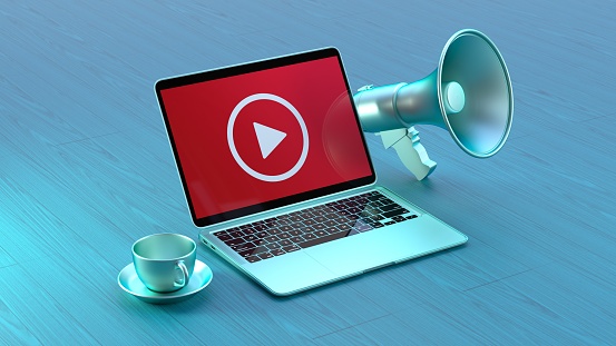 Concepto de Video Marketing. Computadora portátil con un icono de reproducción en la pantalla de la computadora portátil photo