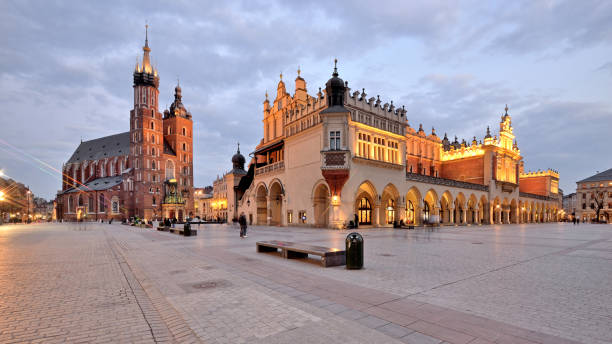 폴란드 크라쿠프의 올드타운 광장 - polish culture poland malopolskie province cathedral 뉴스 사진 이미지