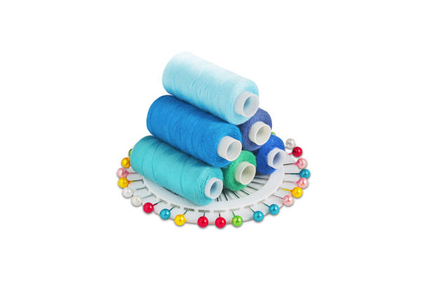 fils et aiguille de couture, bobines dans la couleur bleue sur le fond blanc d’isolement - sewing tailor thread sewing kit photos et images de collection