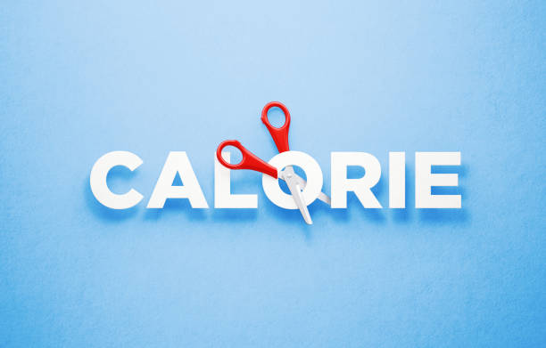 다이어트 개념 - 블루 배경 위에 단어 칼로리를 절단 가위 - blade steel shiny contemporary 뉴스 사진 이미지