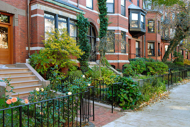 back bay brownstones in autunno - boston back bay residential district brownstone foto e immagini stock