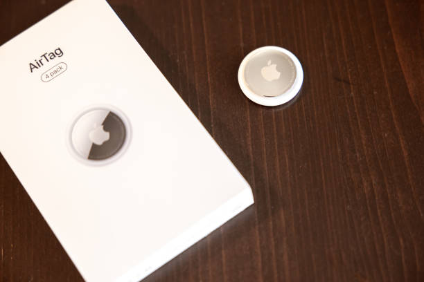 apple realeased new airtag, um dispositivo de rastreamento para acompanhar suas coisas - stainless steal - fotografias e filmes do acervo