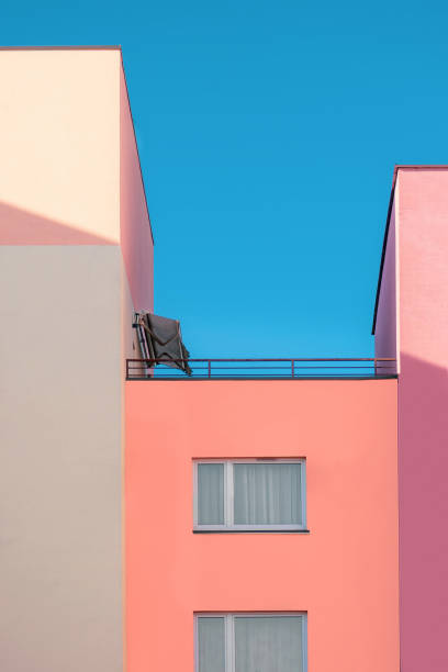 architecture colorée abstraite de plat vivant dans le fond bleu de ciel - apartment window sky sun photos et images de collection