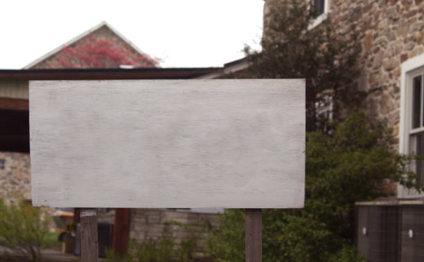 sinal de amish de madeira branca em branco - nature street rural scene outdoors - fotografias e filmes do acervo