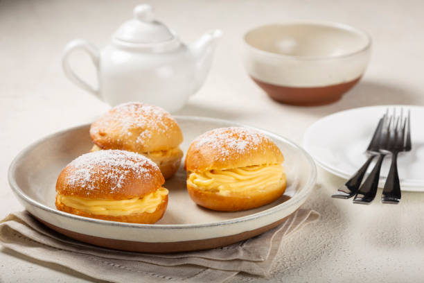 bolas de berlim. pão recheado com creme de cobertura. - bread food basket sweet bun - fotografias e filmes do acervo