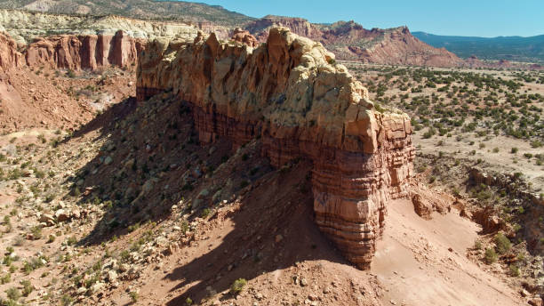 veduta aerea delle formazioni rocciose vicino a canones, nuovo messico - new mexico landscape arid climate plateau foto e immagini stock