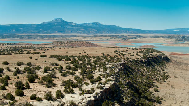 réservoir abiquiú près de canones, nouveau-mexique - aérien - new mexico landscape arid climate plateau photos et images de collection