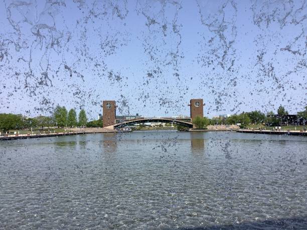 площадь с весной и водопадом в парке фуган унга кансуи - formal garden summer water park стоковые фото и изображения