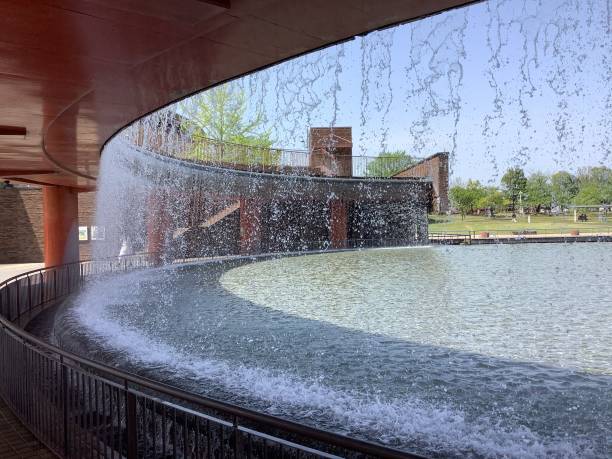 площадь с весной и водопадом в парке фуган унга кансуи - formal garden summer water park стоковые фото и изображения