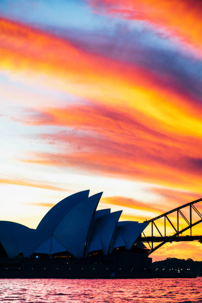 sydney opera house et sydney harbour bridge au coucher du soleil, nouvelle-galles du sud, australie le 20 avril 2021. - sydney harbor bridge sydney opera house vertical australia photos et images de collection