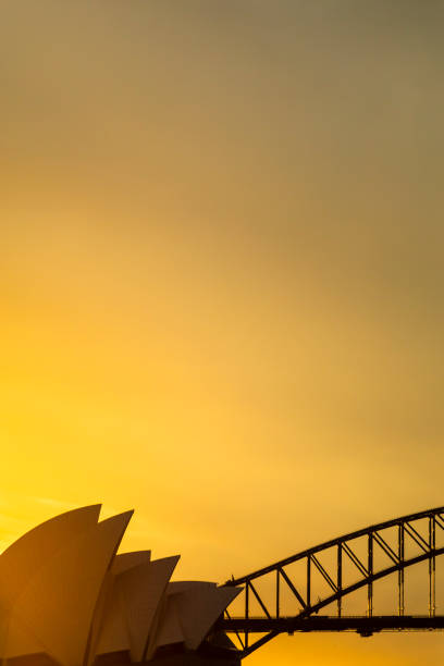 2021年4月20日、オーストラリアのニューサウスウェールズ州、日没時のシドニー・オペラハウスとシドニー・ハーバー・ブリッジ。 - sydney harbor bridge sydney opera house vertical australia ストックフォトと画像