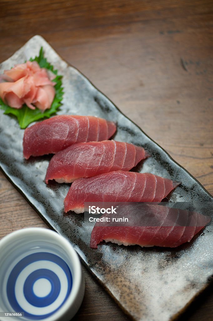 Tonno Sushi e sake (マグロの握り寿司と日本酒 - Foto stock royalty-free di Alchol
