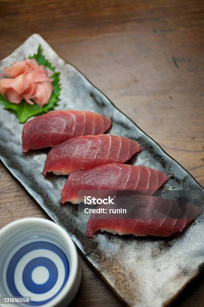 Foto de Atum De Sushi E Saquê マグロの握り寿司と日本酒 e mais fotos de stock de Atum - Peixe - Atum - Peixe, Bar, Bebida alcoólica