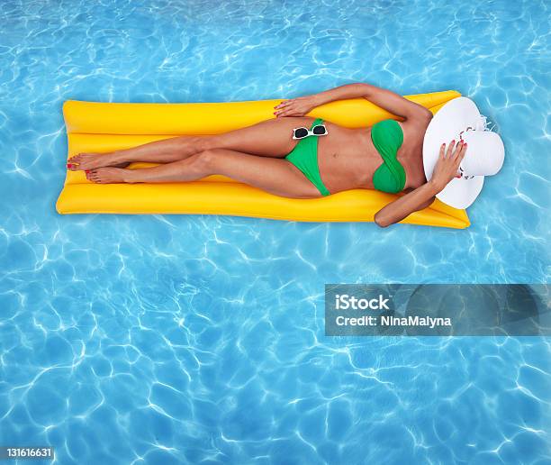 Donna In Giallo Insieme In Piscina - Fotografie stock e altre immagini di Bikini - Bikini, Colore verde, Donne