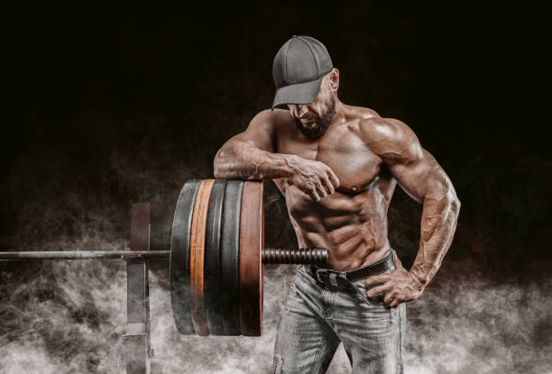 l’homme barbu musculaire se tient près de la barre. bodybuilding, fitness, concept de powerlifting. - strongman photos et images de collection