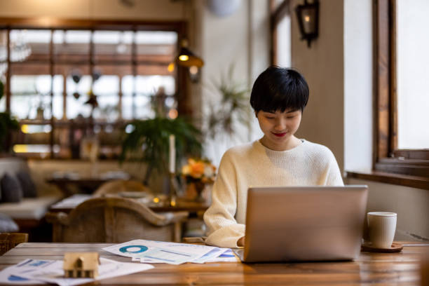 istock Asian businesswomen working in coffee shops 1316173780