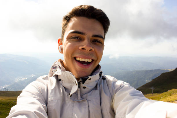 selfie d’adolescent dans les montagnes pendant le jour ensoleillé - pre teen boy photos et images de collection