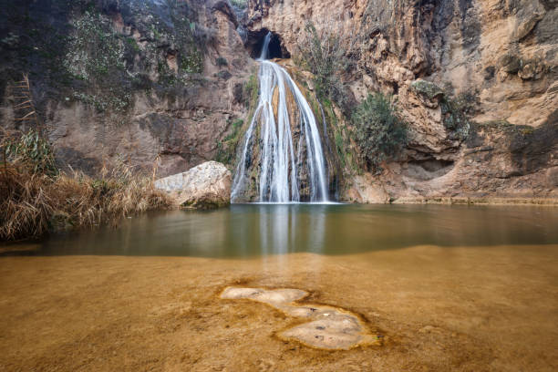 wasserfall über türkisfarbenem pool in loja, granada. spanien - jabot stock-fotos und bilder