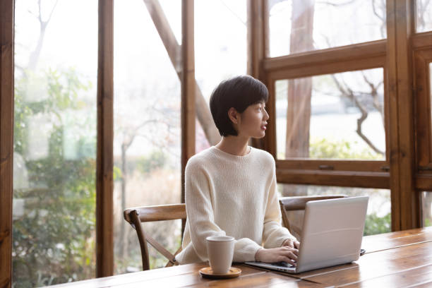 istock Asian businesswomen working in coffee shops 1316197587