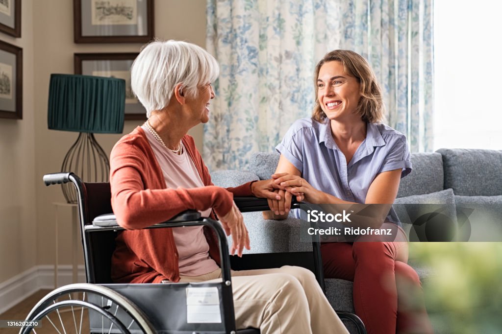 Glückliche erwachsene Frau besucht ihre ältere Mutter zu Hause - Lizenzfrei Alter Erwachsener Stock-Foto