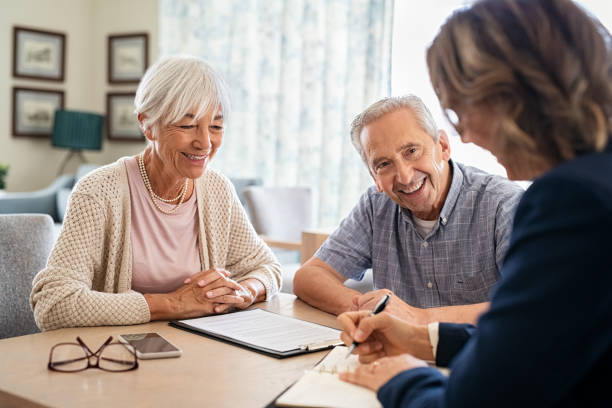 consultation de couples aînés avec l’agent financier - audit photos et images de collection