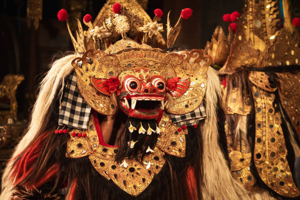 actuación tradicional balinesa barong danza durante la ceremonia religiosa al aire libre en ubud, bali, indonesia - art theatrical performance bali indonesia fotografías e imágenes de stock